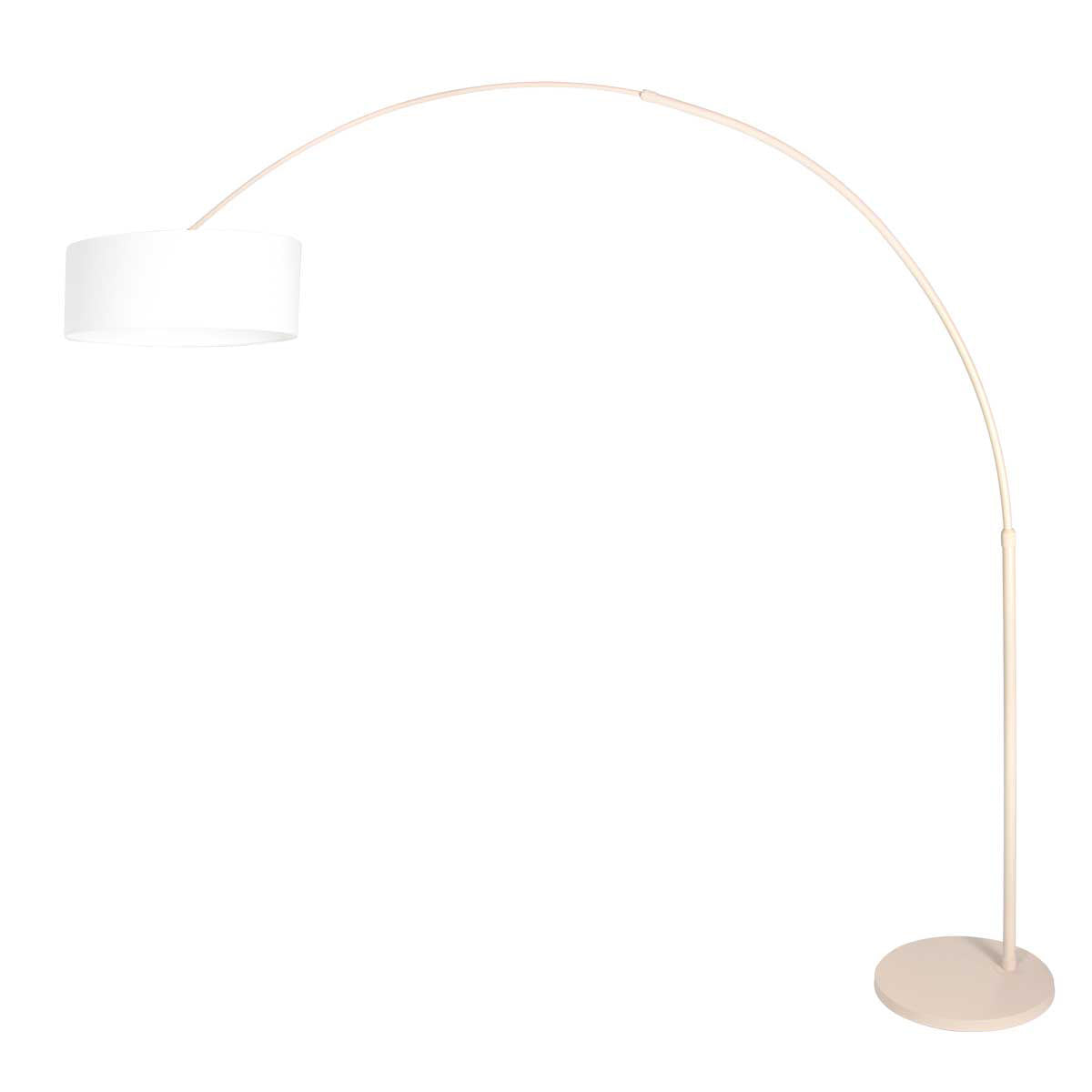 Vue inversée du lampadaire arqué crème, abat-jour blanc et socle circulaire au sol.
