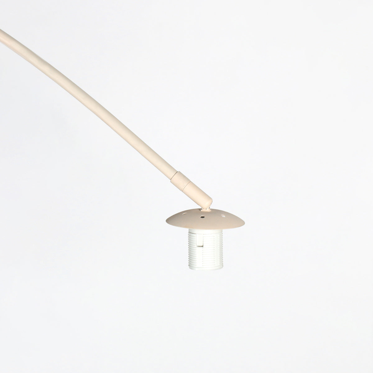 Vue rapprochée de la douille et de son cache métallique beige, sans ampoule.