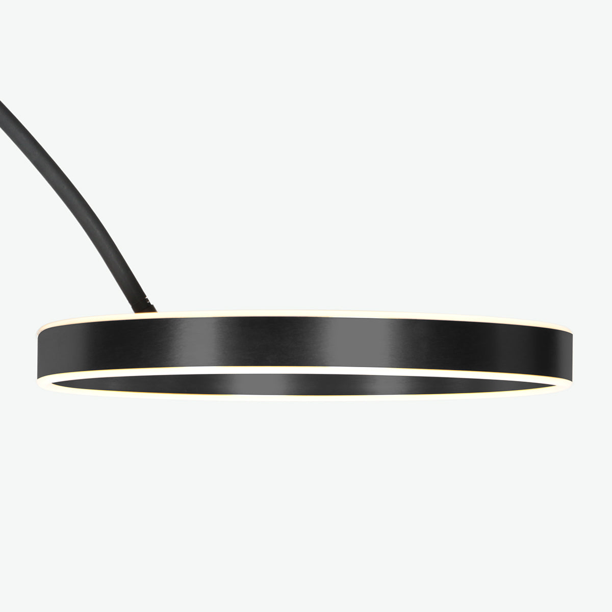 Gros plan du diffuseur annulaire plat, cercle LED allumé sous la tête