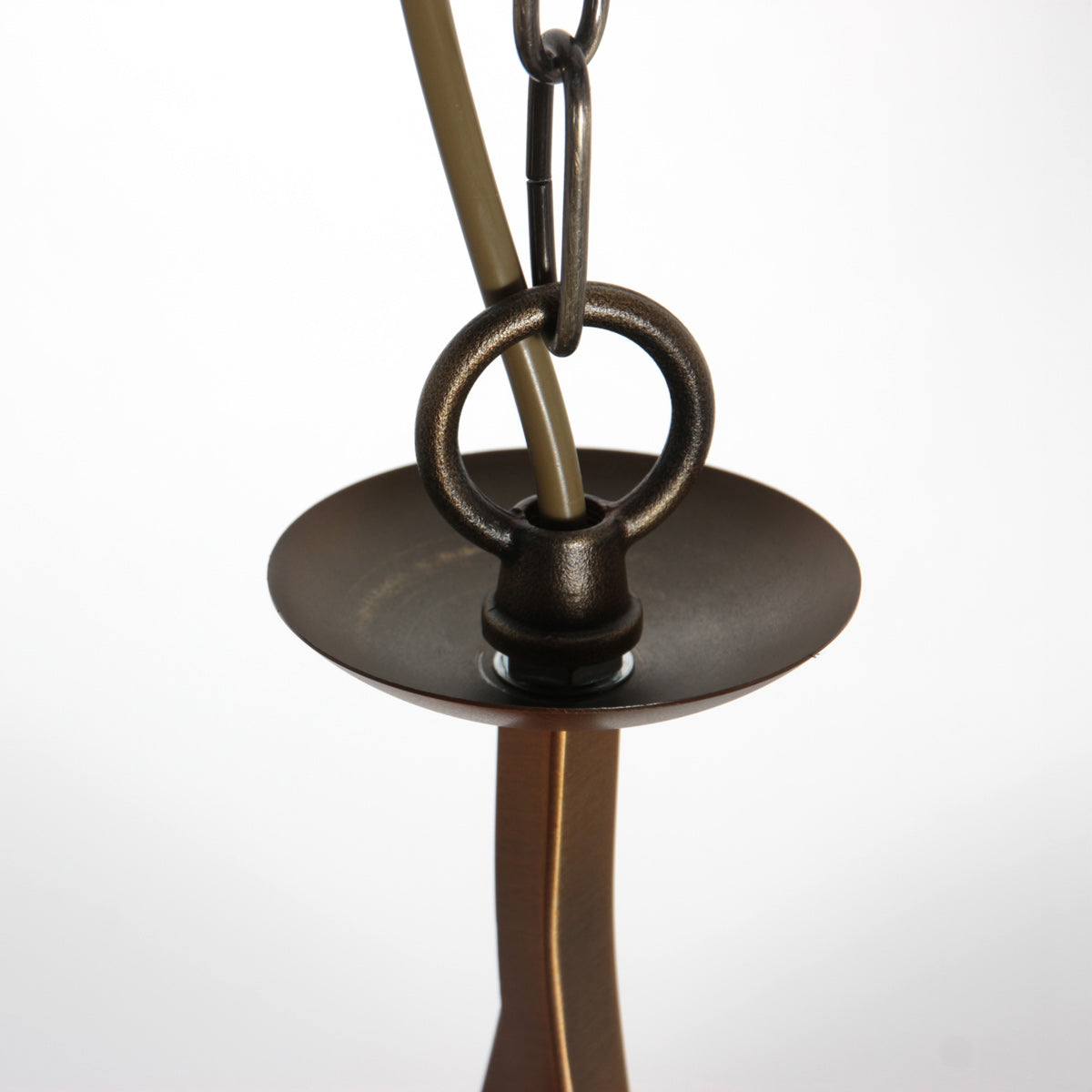 Détail rapproché du raccord métallique, anneau, câble et coupelle bronze
