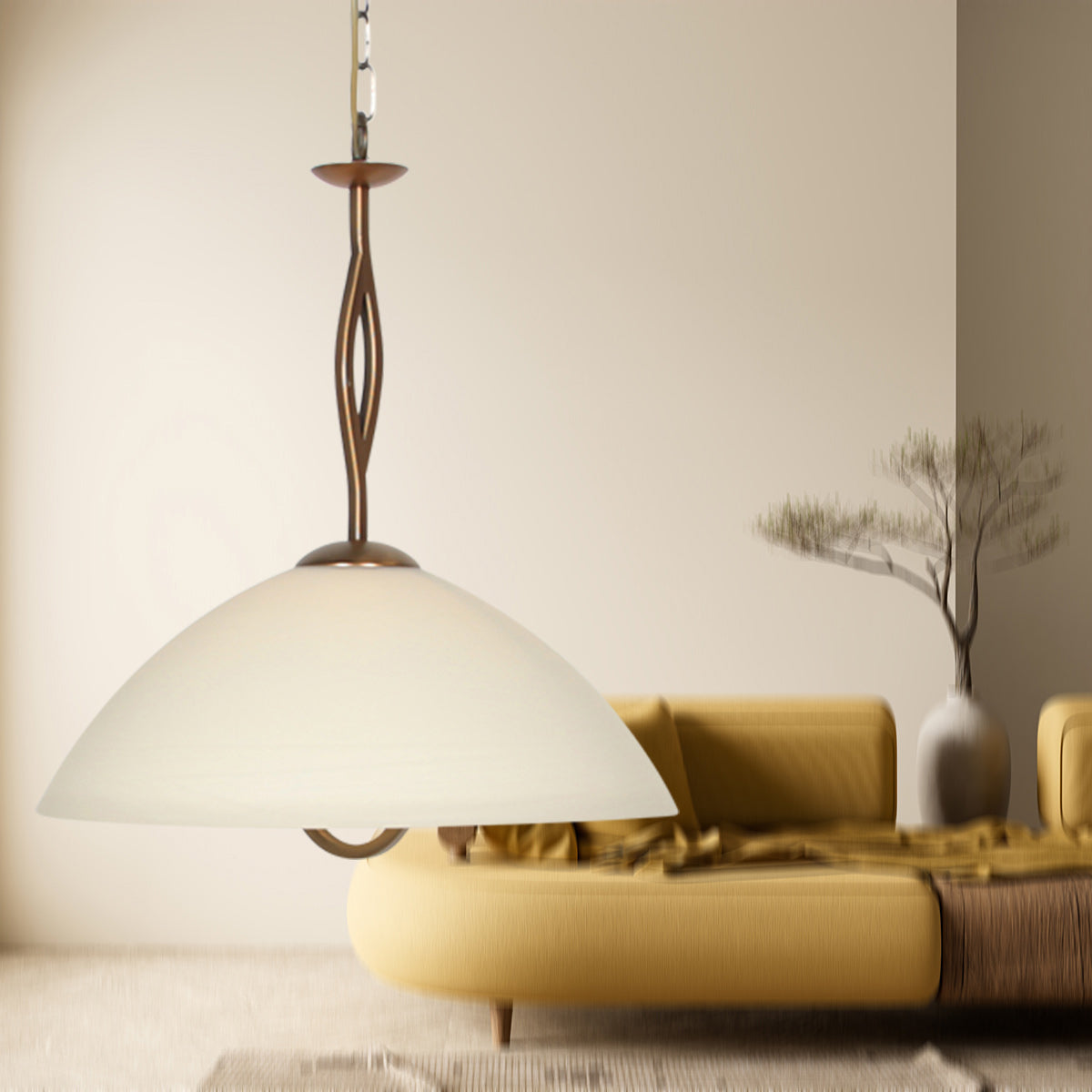 Mise en ambiance salon jaune moutarde, suspension allumée au-dessus du canapé