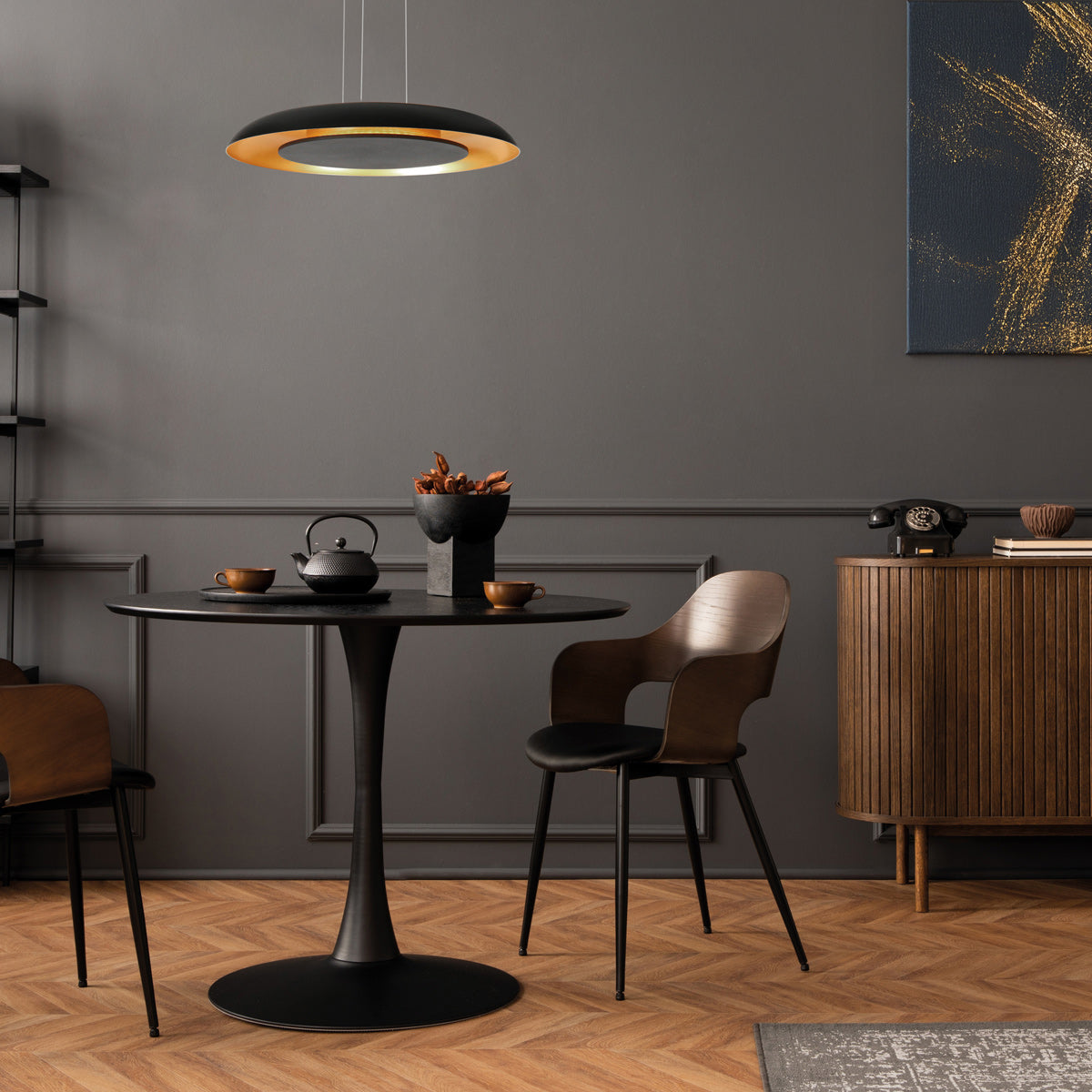 Suspension led salle à manger Golden Veil au-dessus d'une table, éclairage chaleureux