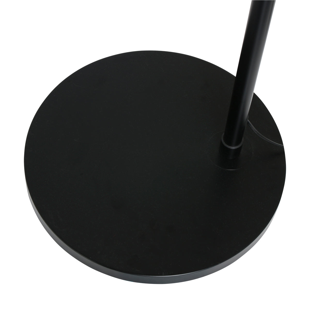 Détail de la base ronde noire, tube vertical et cordon d'alimentation apparent.