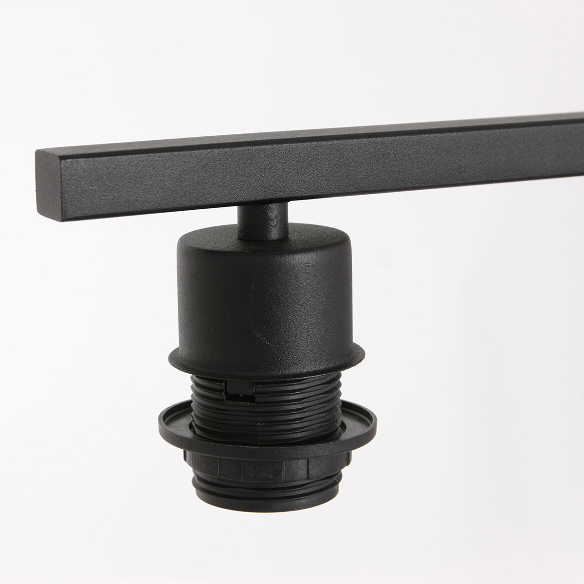 Gros plan sur la douille filetée noire fixée sous le bras horizontal