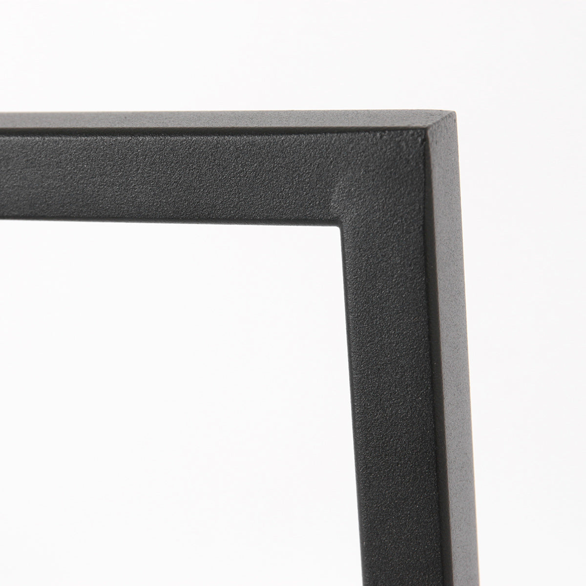 Détail du montant métallique noir, finition texturée grainée et angle droit