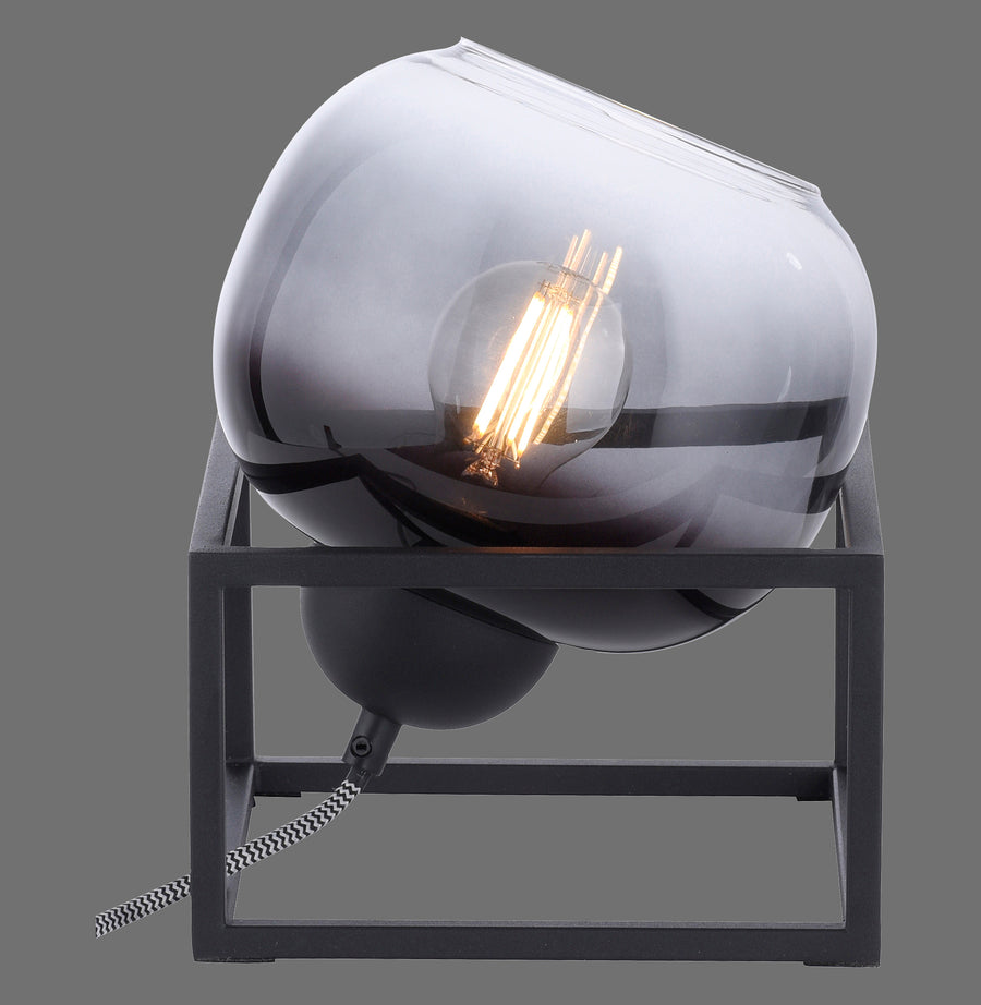 Lampe à poser de face, grand verre fumé sphérique posé sur socle cubique noir