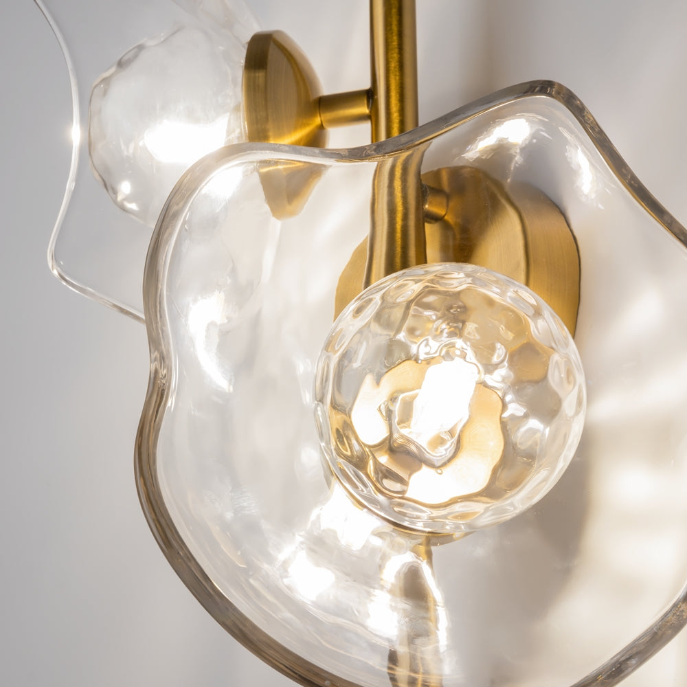 Détail du globe extérieur en verre ondulé et de l'ampoule texturée, finition laiton doré.