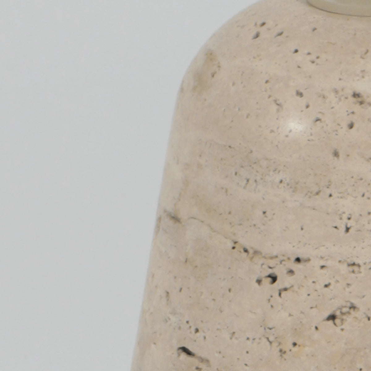 Détail de la pierre travertin naturelle veinée crème