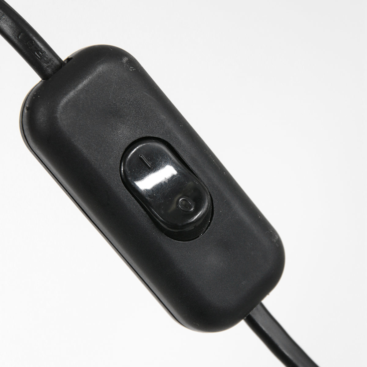 Détail de l'interrupteur variateur noir intégré sur le câble d'alimentation.