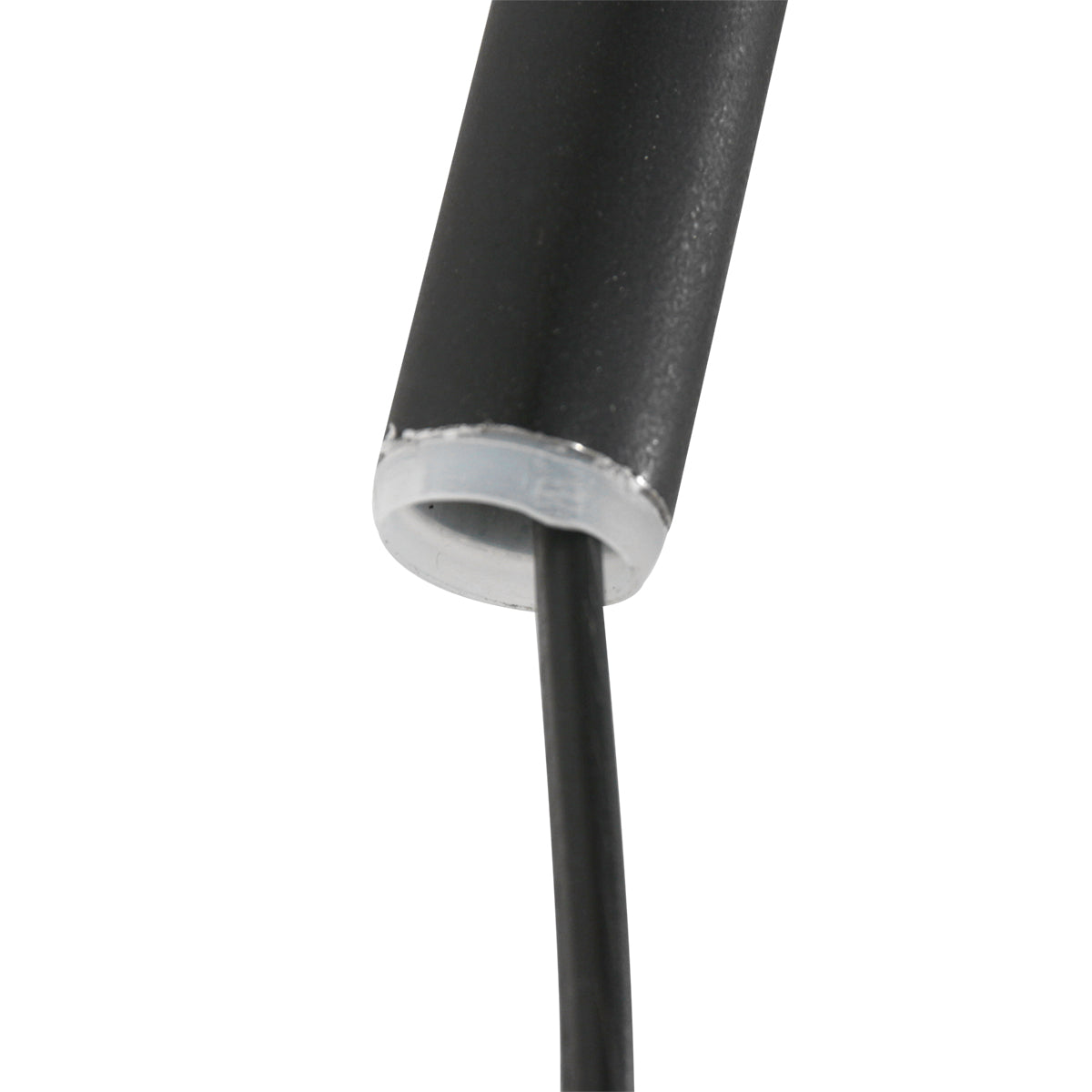 Détail de l extrémité basse du tube, passe-câble métallique et câble noir
