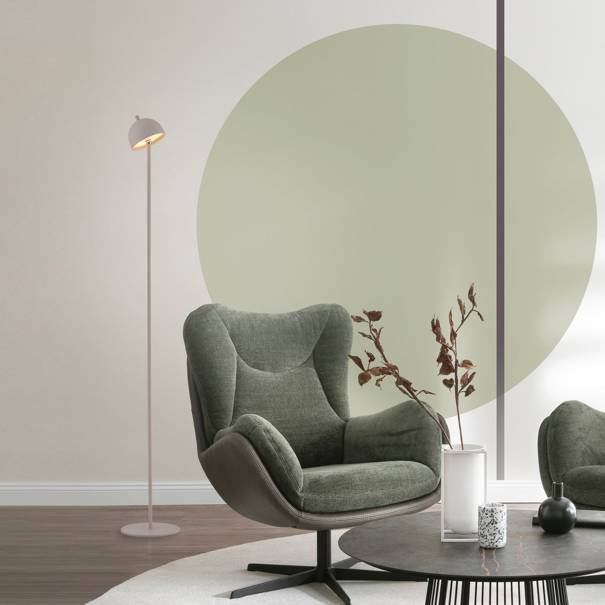 Mise en ambiance dans un salon avec fauteuil vert et table basse.