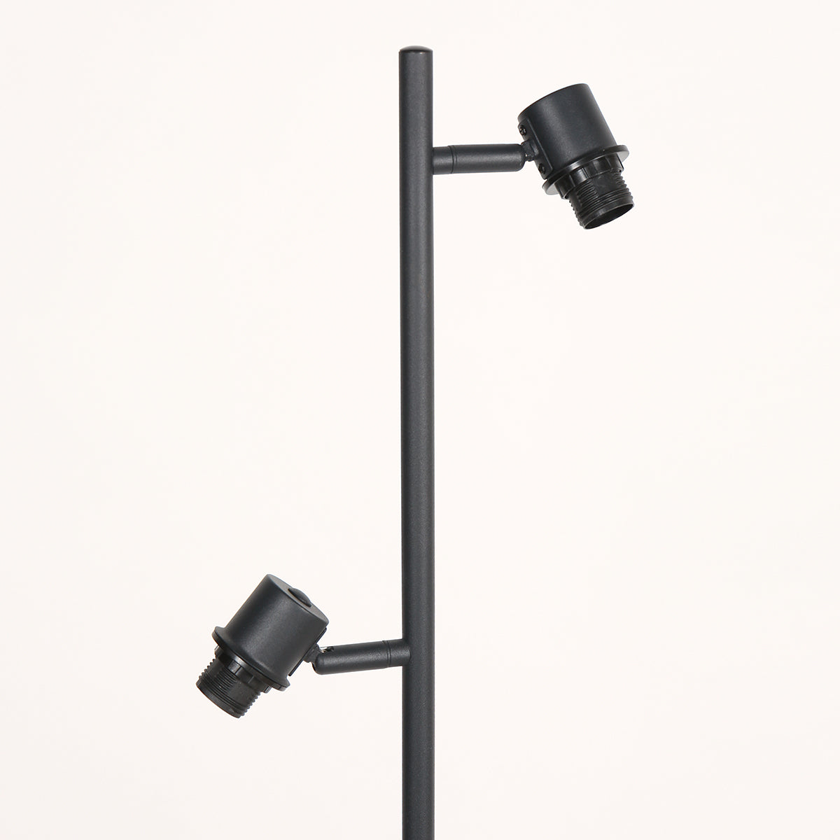 Détail des 2 spots orientables et des abat-jours bambou tressé du lampadaire