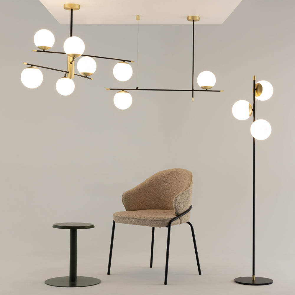 Mise en ambiance avec deux suspensions assorties, fauteuil et table basse