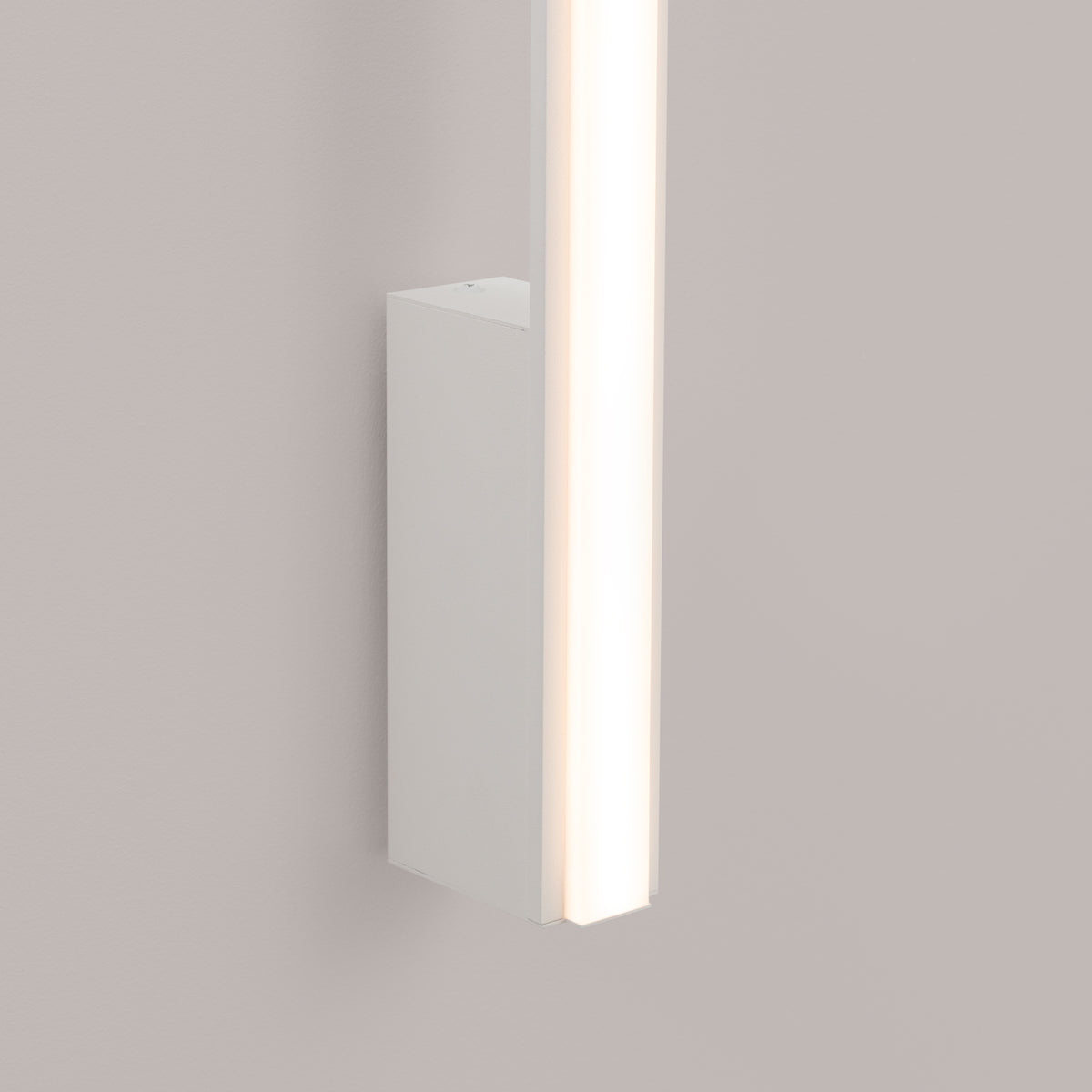Détail du bas, boîtier de fixation blanc et diffuseur LED allumé