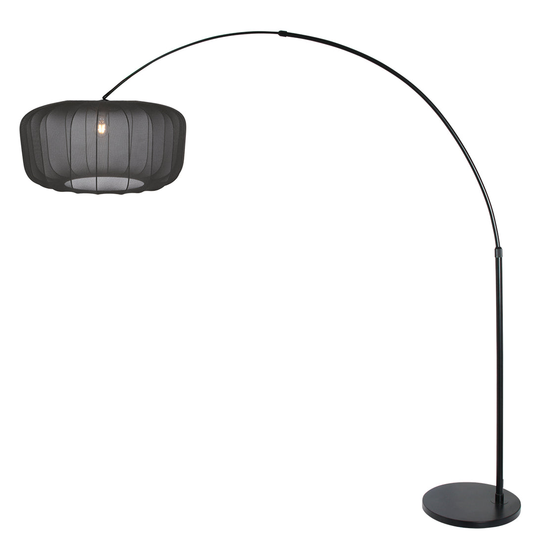 Bogenlampe mit plissiertem Stoffschirm, Wohnzimmer | Voilà