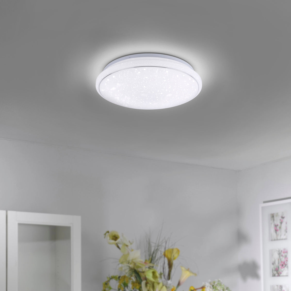 Mise en ambiance du plafonnier allumé au plafond d'un salon