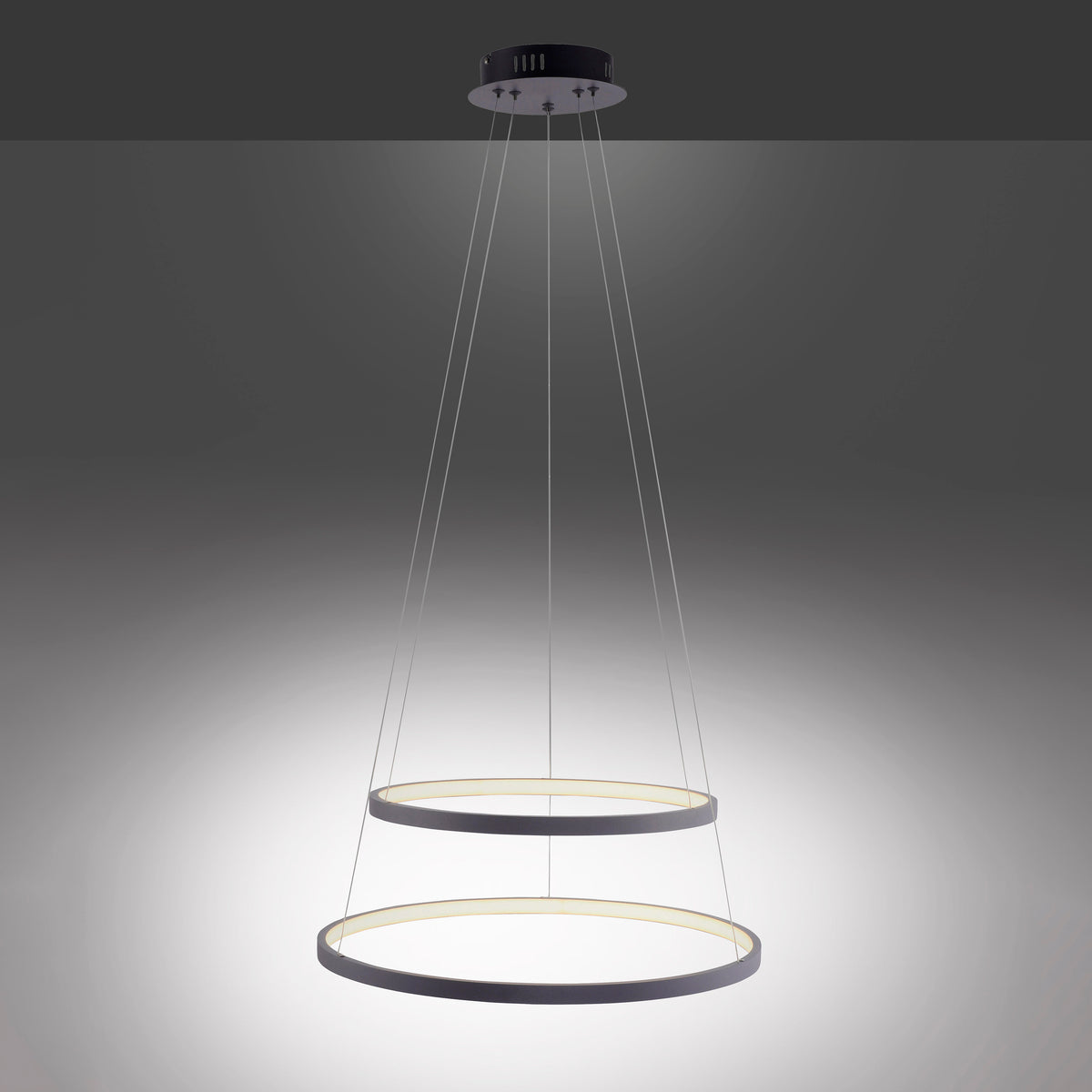 Anneaux allumés diffusant une lumière blanc chaud dans une pièce sombre