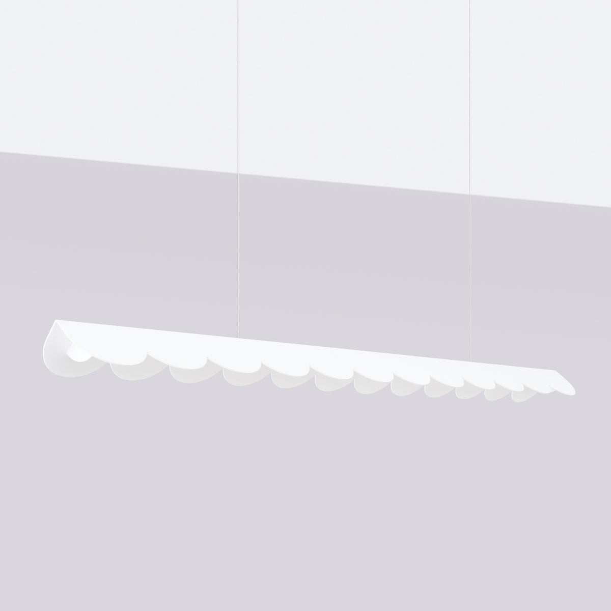 Vue en situation du luminaire blanc sur fond gris clair avec ombre portée
