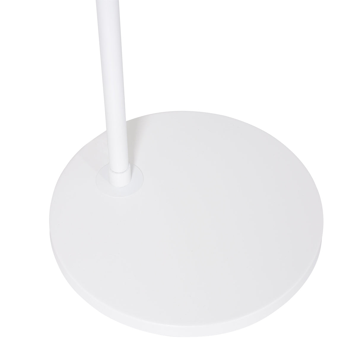 Gros plan sur la base ronde blanche et le pied du lampadaire au sol