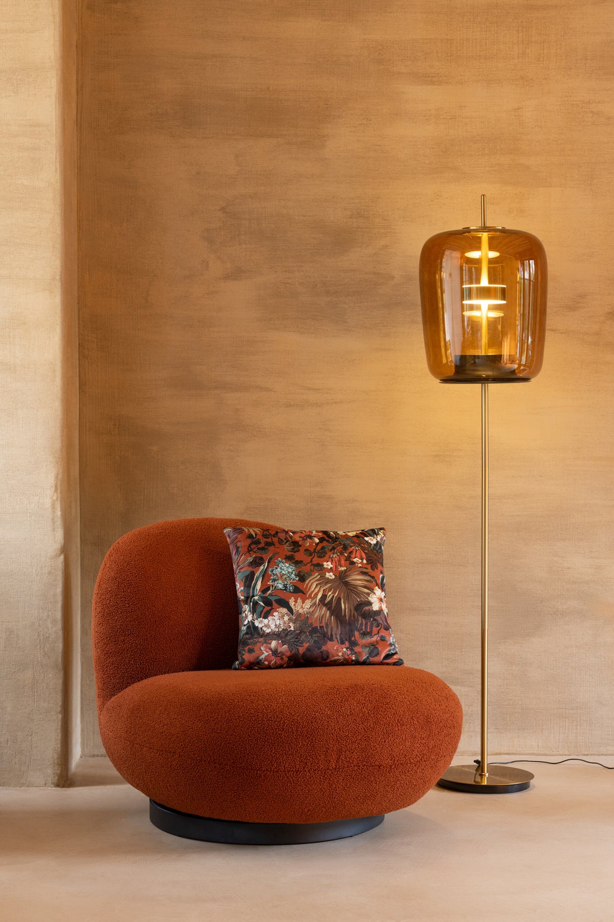 Mise en ambiance salon avec fauteuil rouille et lumière chaude diffusée