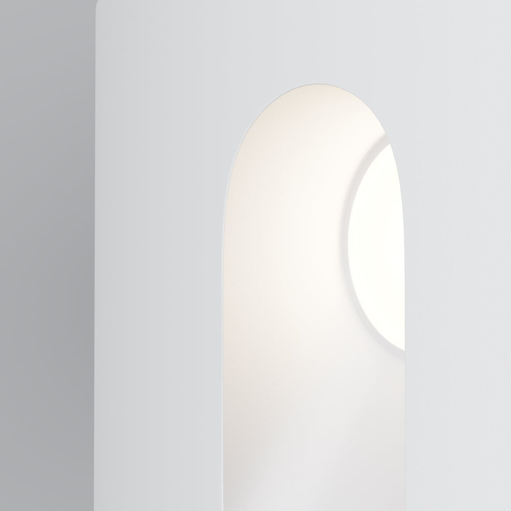 Gros plan sur l'ouverture ovale et le halo lumineux du diffuseur blanc.