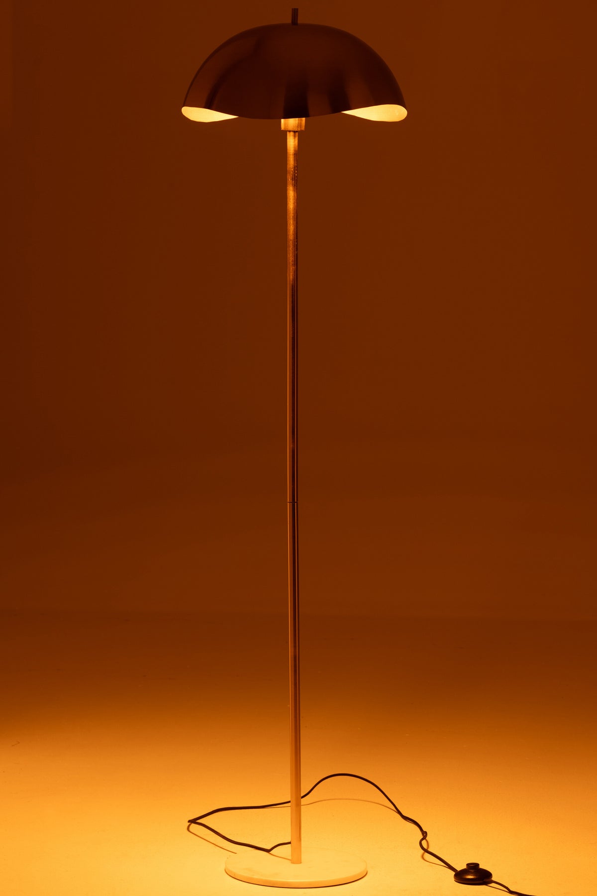 Mise en ambiance sombre, lampe allumée projetant un halo orangé tout autour