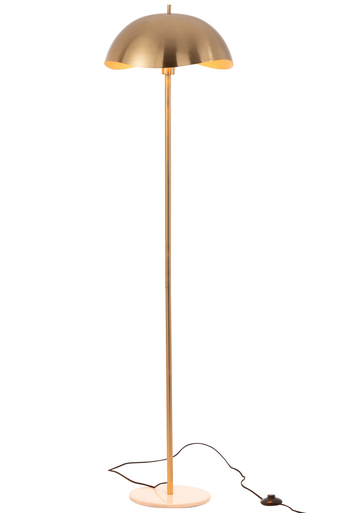 Lampe allumée sur fond blanc, abat-jour doré diffusant une lumière chaude vers le sol