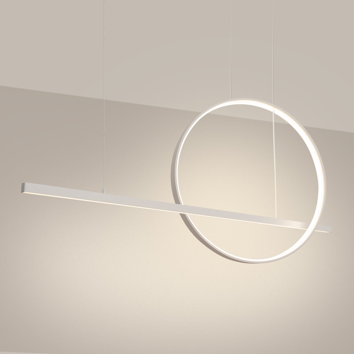 Luminaire allumé diffusant une lumière chaude sur le mur beige
