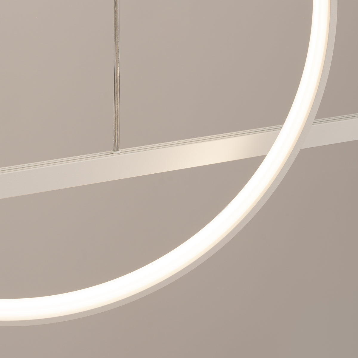 Détail des câbles de suspension fins et du point d'ancrage