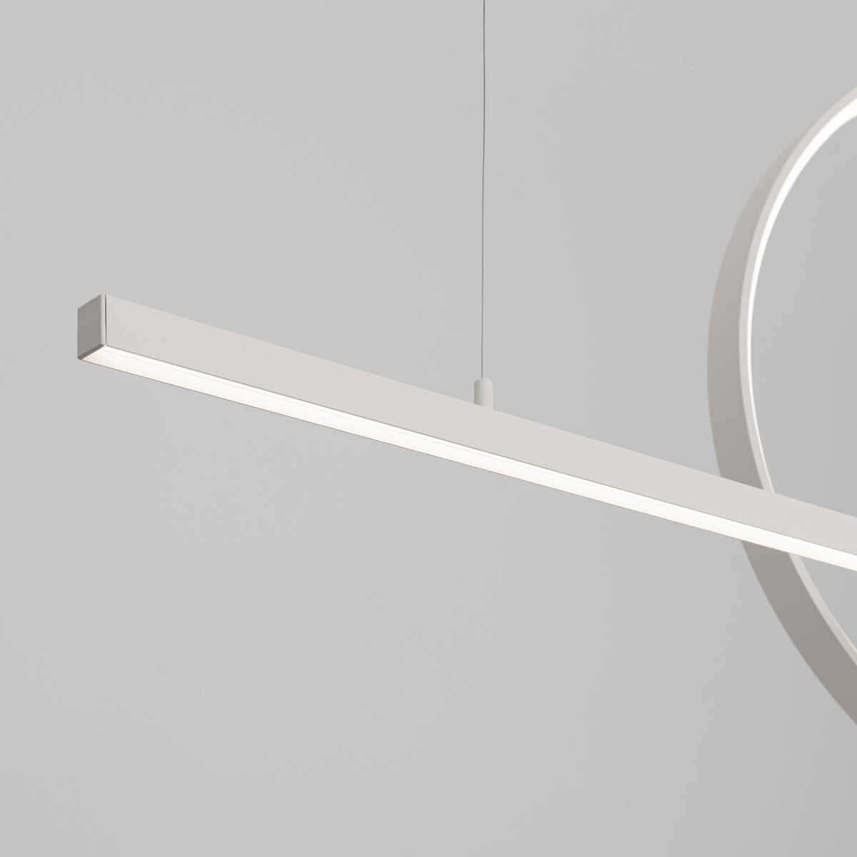 Détail de l'extrémité du profilé rectangulaire et de sa face lumineuse