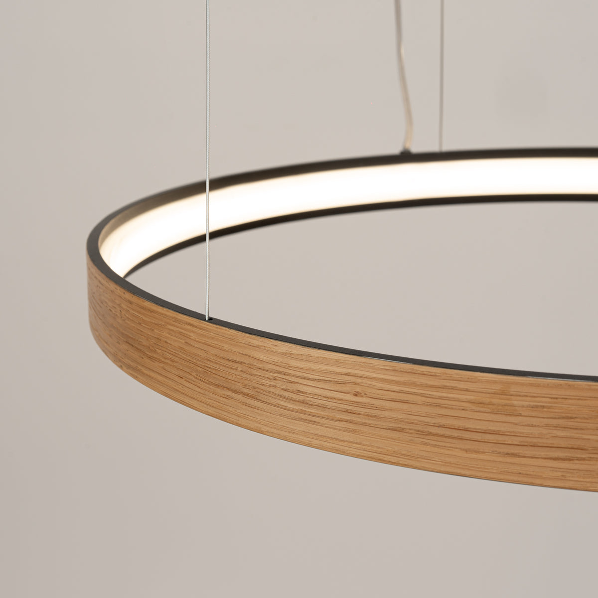 Gros plan sur le cerclage en bois et le ruban LED blanc, détail de finition