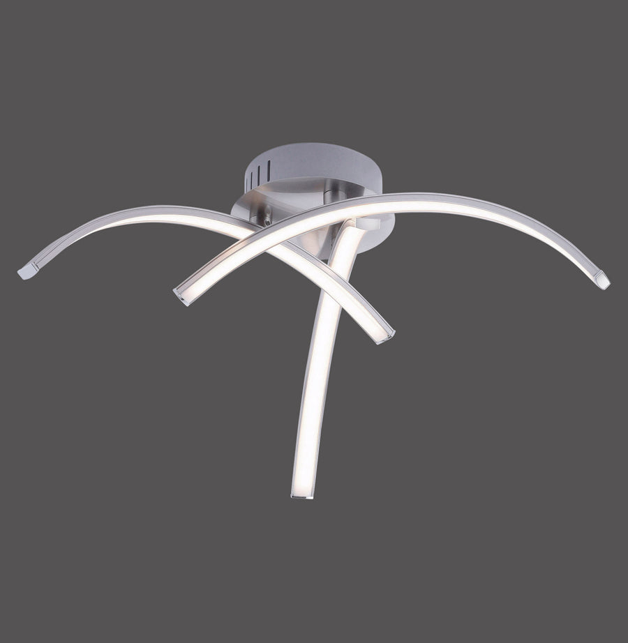 Plafonnier design avec trois bras courbes et diffuseurs LED allumés, vue de face sur fond gris.