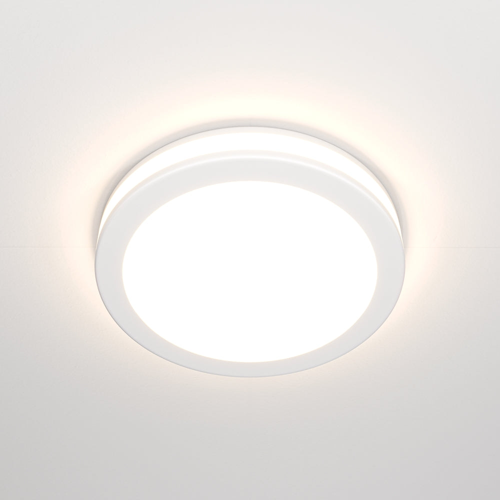 Version blanche du spot rond montée au plafond, lumière allumée