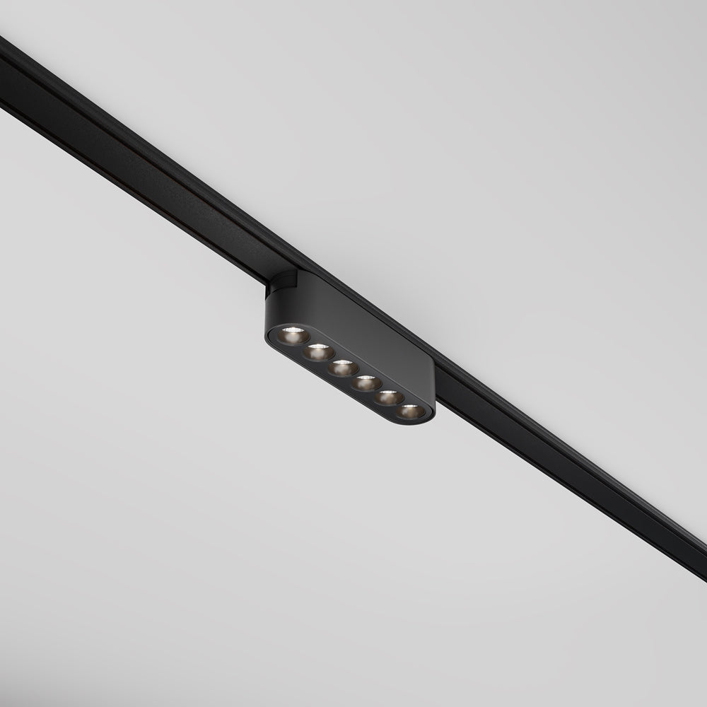 Réglette noire de six spots vue en contre-plongée le long du rail