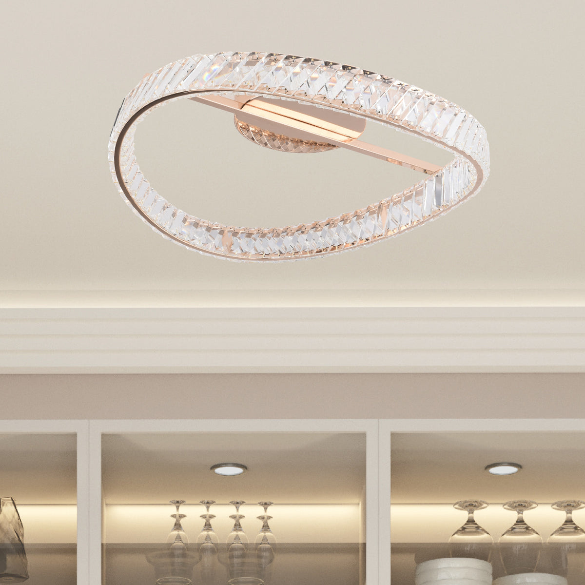Mise en ambiance au-dessus d'un meuble vitré avec verres, luminaire fixé au plafond blanc.