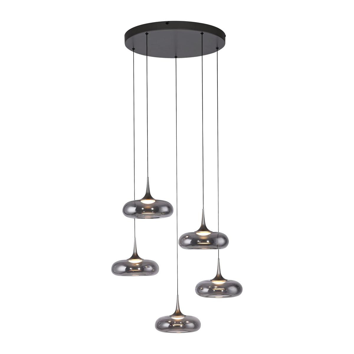 Luminaire entier présenté sur fond blanc, cinq abat-jours et câbles noirs fins.