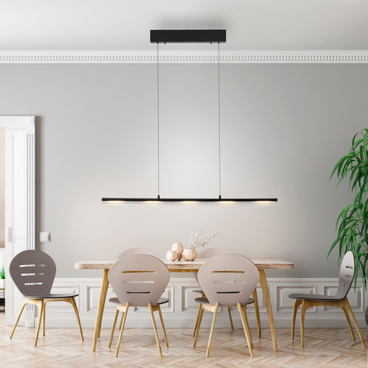 Mise en ambiance au-dessus d'une table de salle à manger, décor contemporain clair