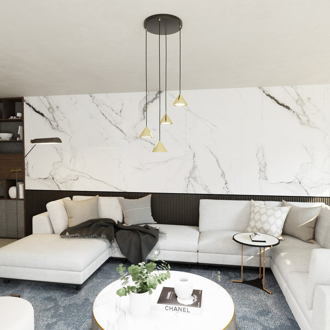 Mise en ambiance du luminaire au-dessus d'un salon blanc devant un mur de marbre