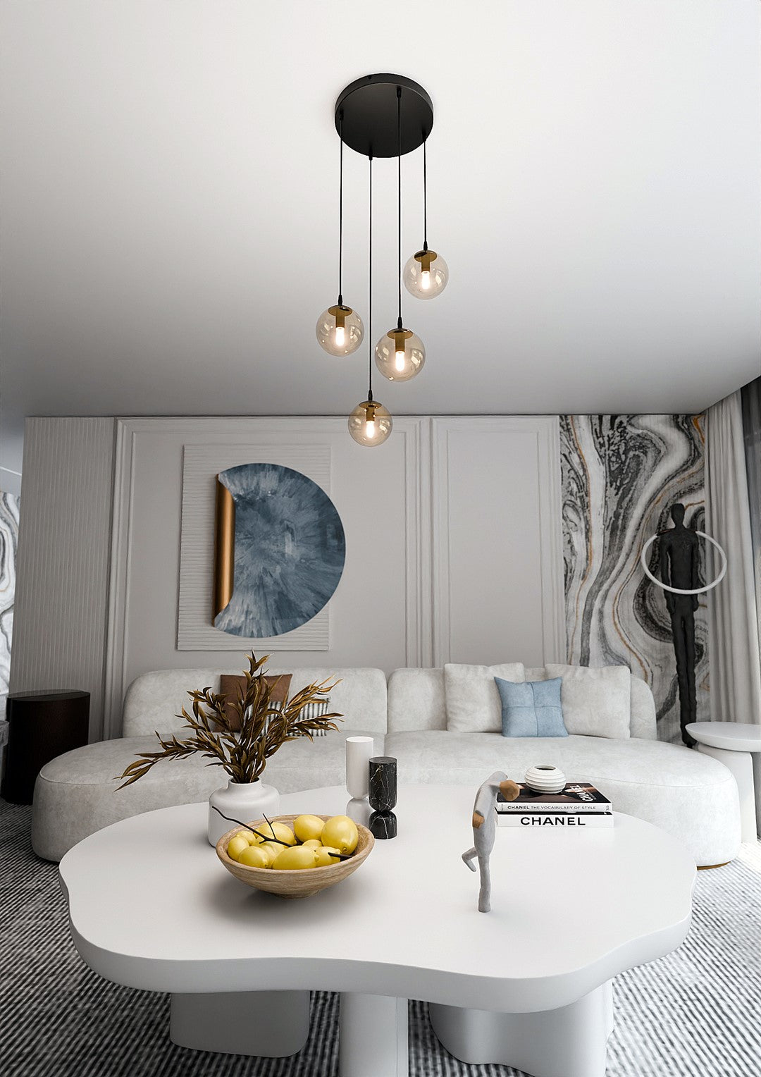 Suspension allumée dans un salon moderne, quatre globes ambrés au-dessus d'une table basse blanche.