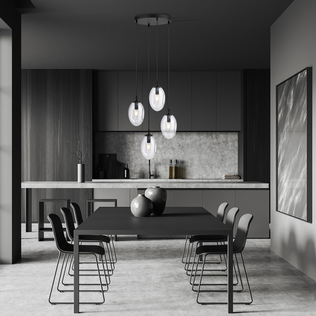 Luminaire installé au-dessus d'un îlot de cuisine aux tons sombres