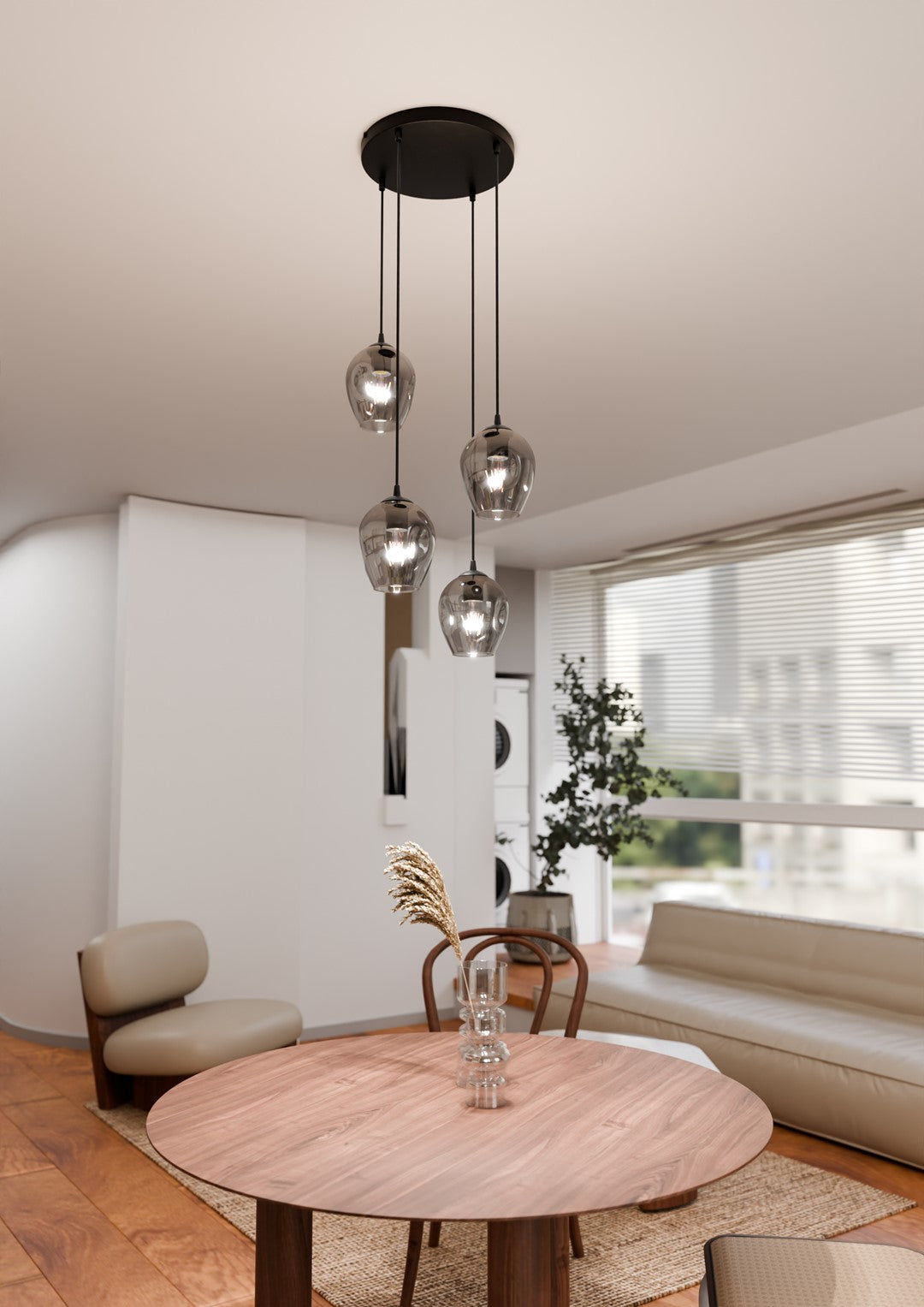 Suspension installée dans un séjour, quatre globes en verre graphite à hauteurs variables.