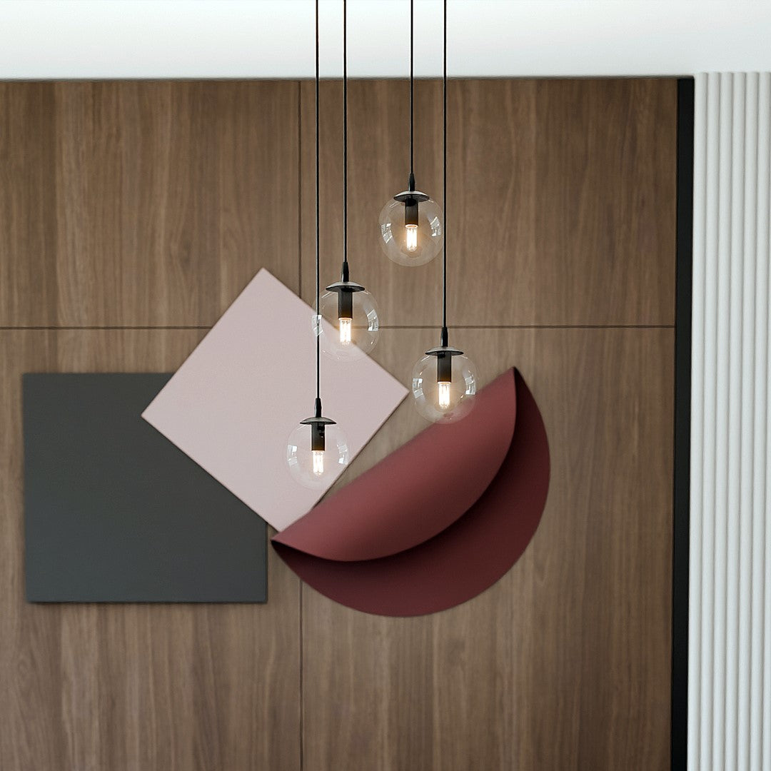 Suspension noire devant un panneau de bois et compositions géométriques colorées.
