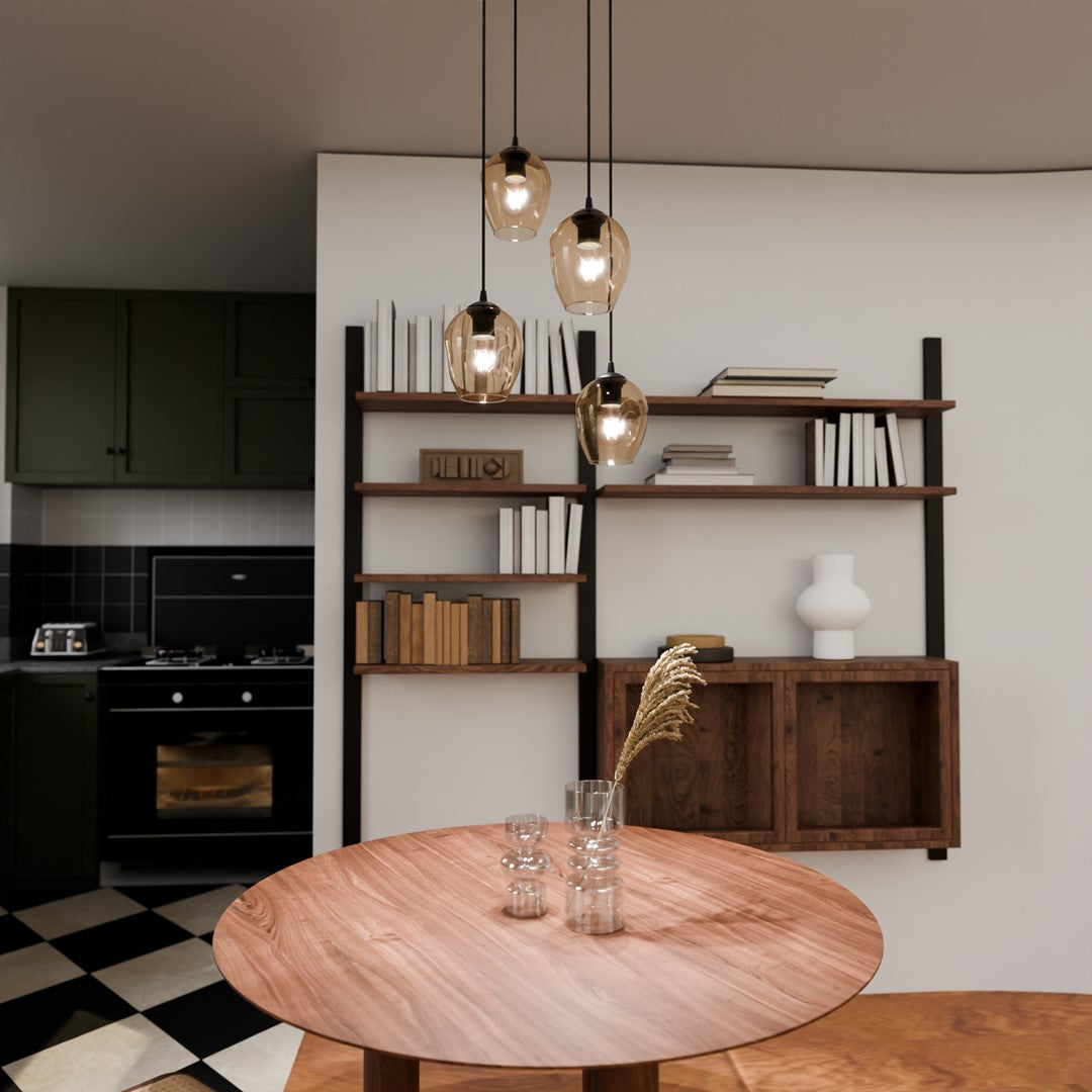 Mise en scène dans une cuisine ouverte, suspension au-dessus d'une table ronde en bois clair.