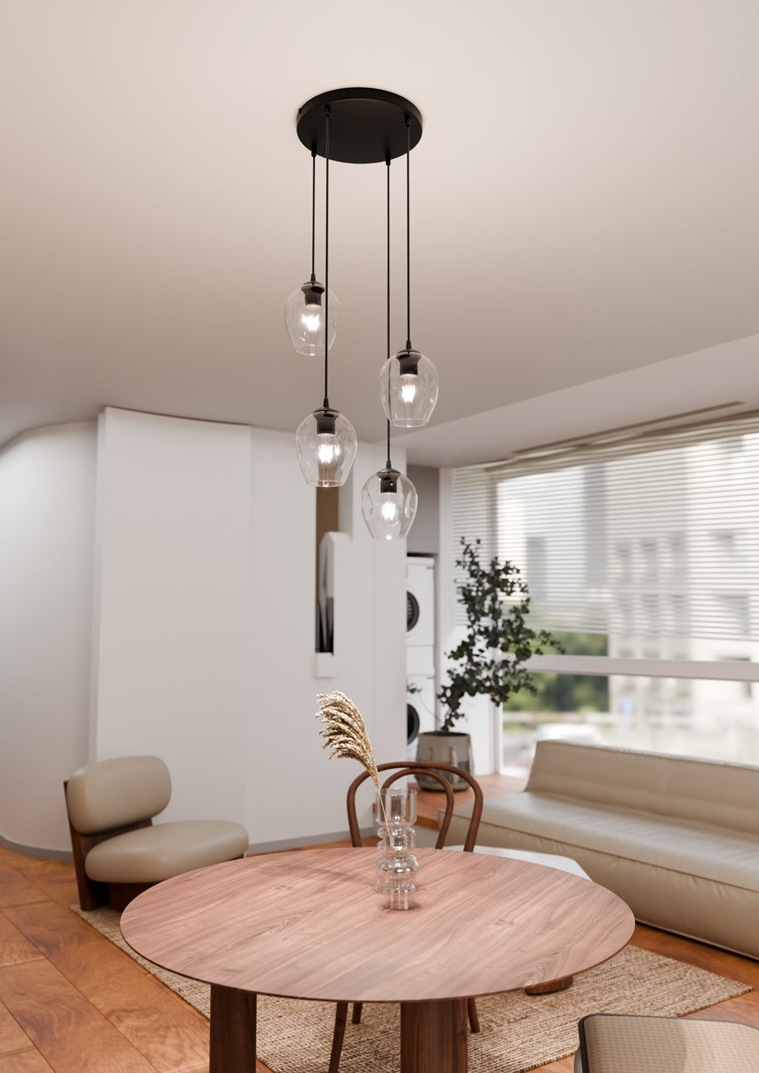 Suspension allumée au-dessus d'une table ronde en bois dans un intérieur blanc