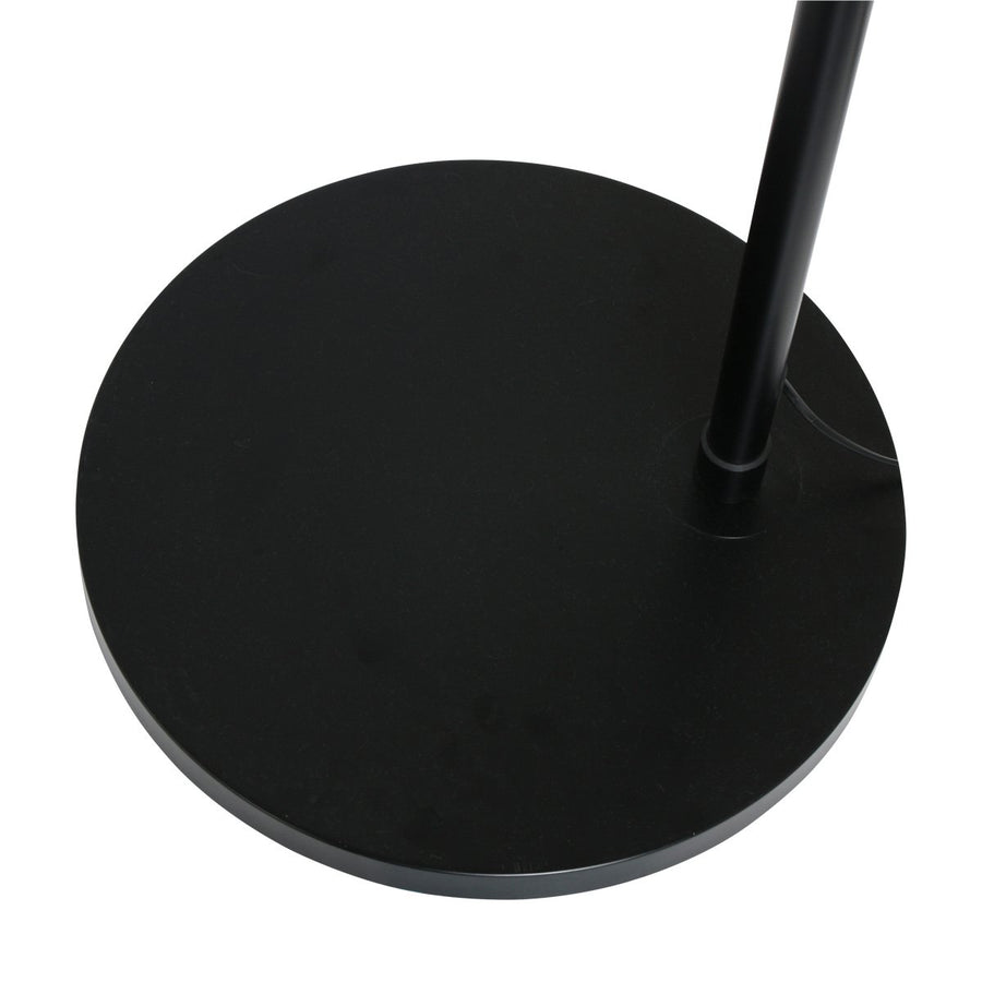Détail de la base ronde noire et brillante du lampadaire au sol.