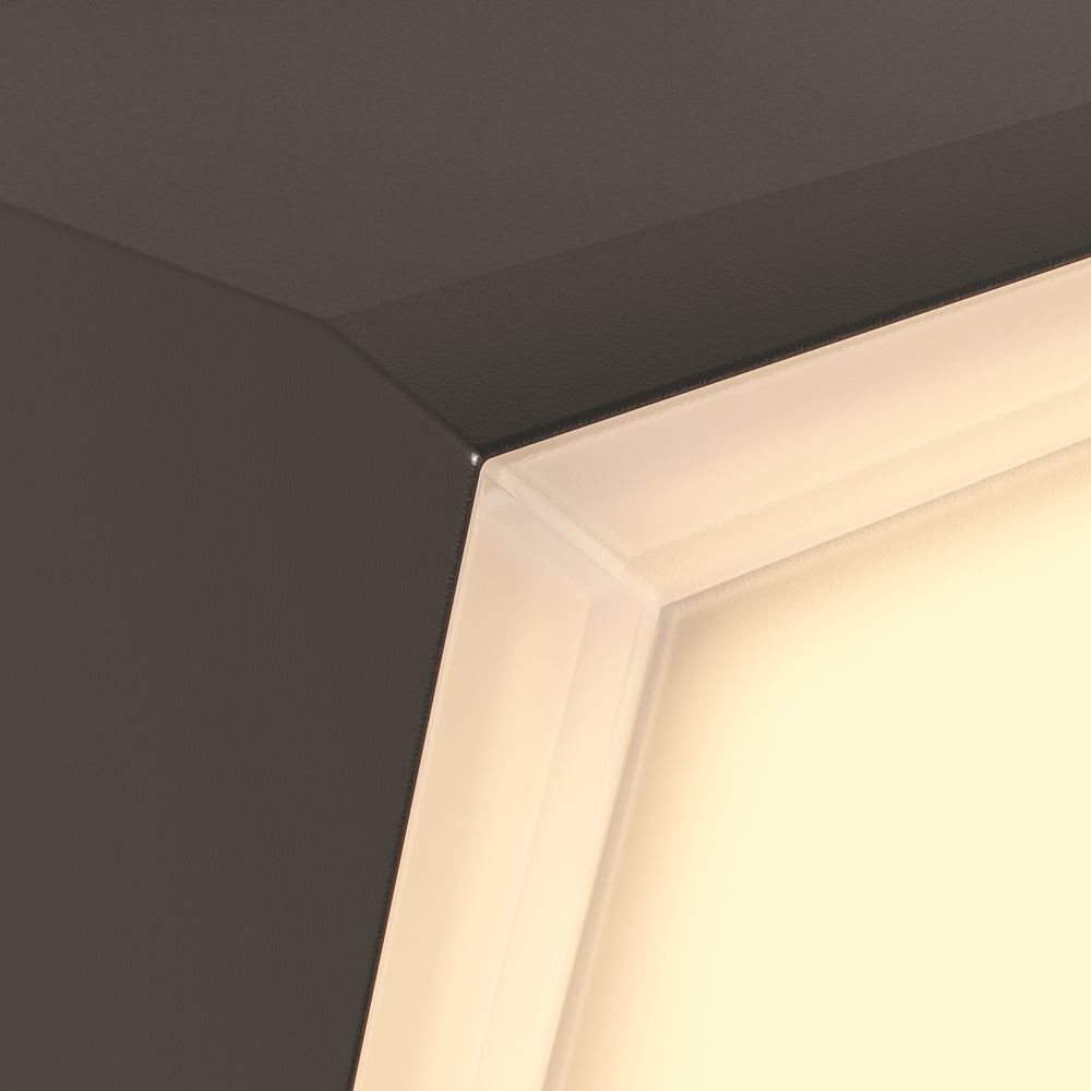 Vue rapprochée du cadre noir et du joint blanc sous lumière chaude