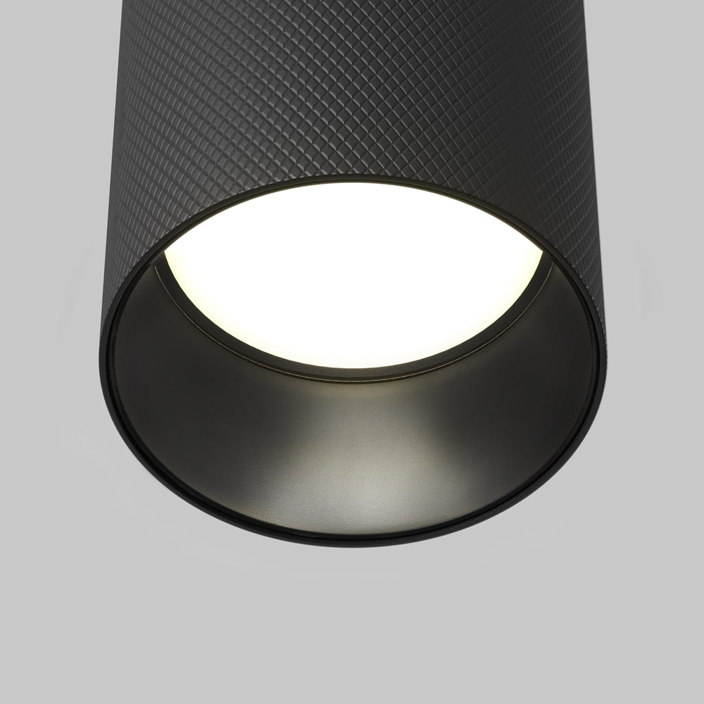 Gros plan sur l'ouverture inférieure et le diffuseur blanc éclairé du luminaire