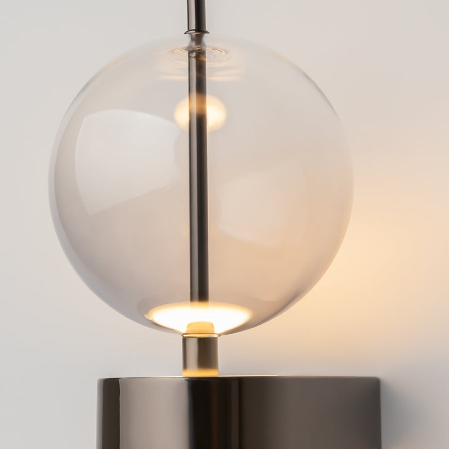 Détail du globe supérieur, de la tige centrale et de la douille éclairée