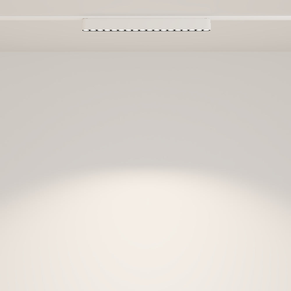 Vue de dessous du projecteur allumé éclairant un mur blanc uni