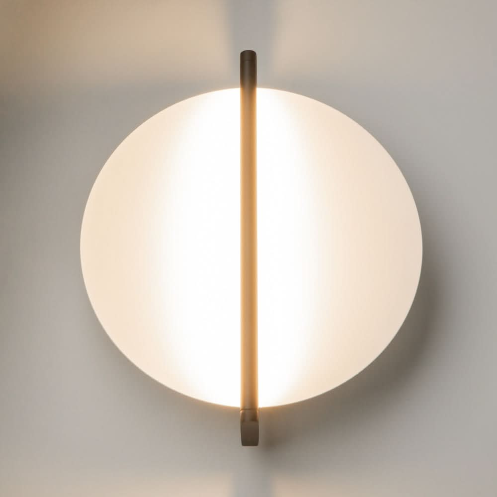 Applique ronde allumée en lumière chaude, finition laiton brossé